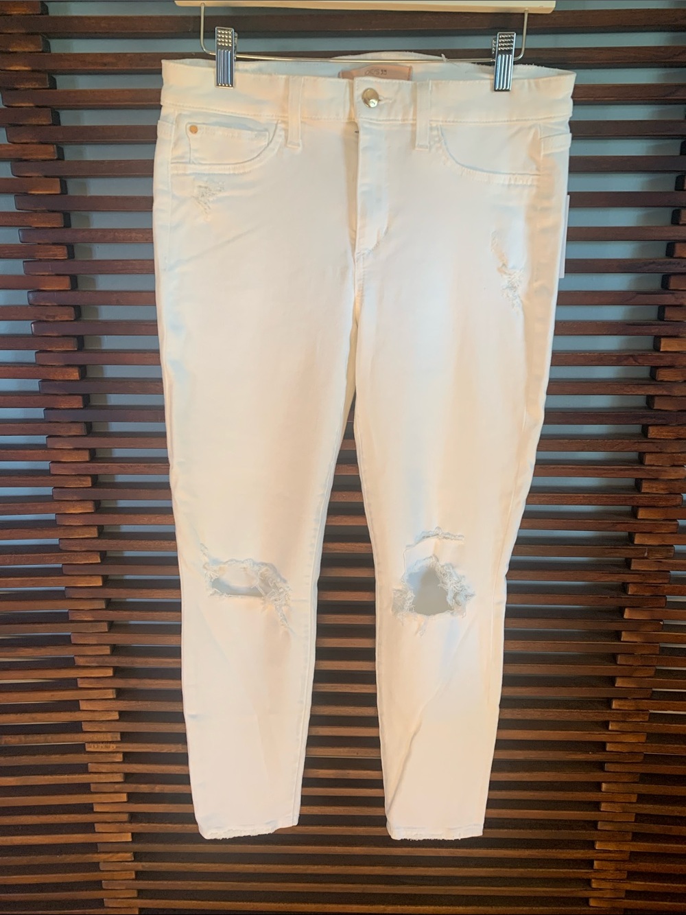 🎉NEW LISTING!🎉Joe's Jeans White Distressed Skinny Jeans